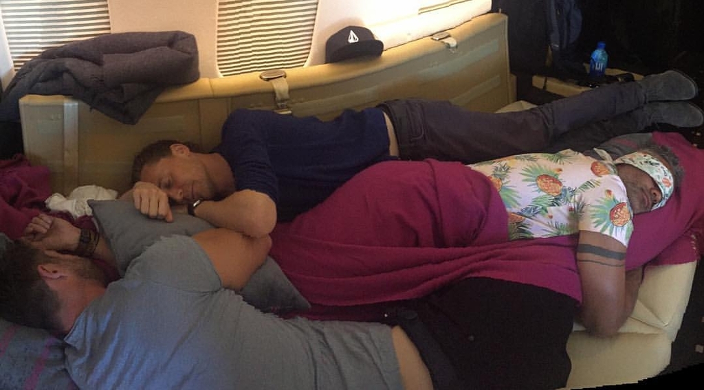 Hemsworth, Hiddleston and Waititi snuggled on a couch